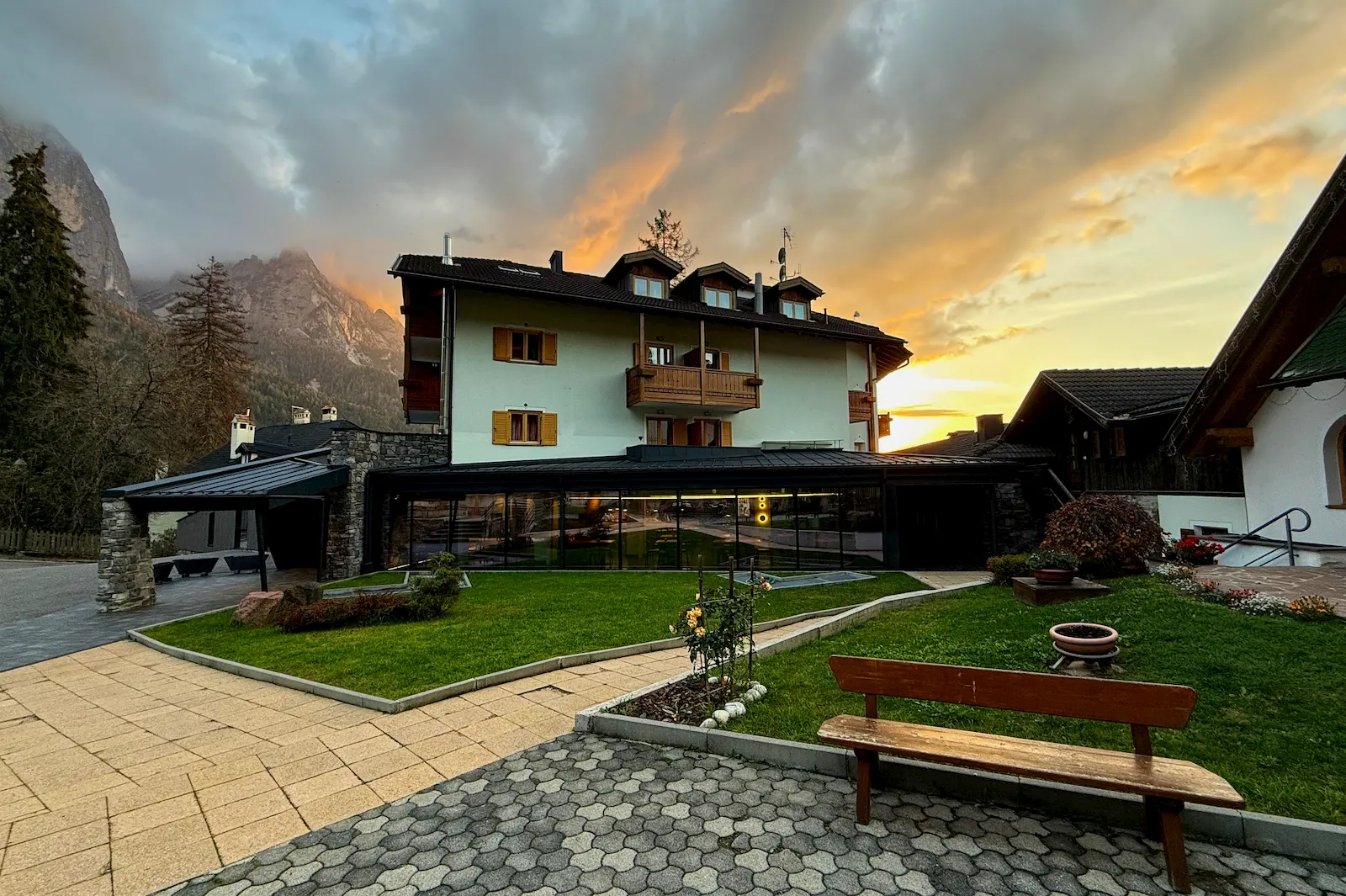 Hotel Villa Madonna in Seis bei Sonnenuntergang mit Blick auf die Dolomiten